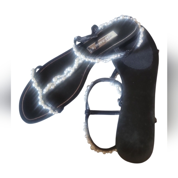 Chic Black Sandals with Pearl Detailing - Picture 6 of 7